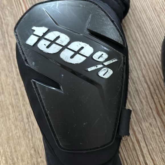 100% Fortis Knee Guard Black S/M - Picture 5 of 9